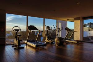 einen Fitnessraum mit Kardiogeräten in einem Gebäude mit Aussicht in der Unterkunft Apartamento a unas cuadras de Condado Concepción Carretera a El Salvador in Guatemala