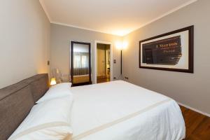 a bedroom with a large white bed in a room at Splendido appartamento in Piazza San Carlo in Turin +31 photos