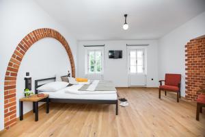 ein Schlafzimmer mit einem Bett und einer Ziegelwand in der Unterkunft Old Parish House in Bled