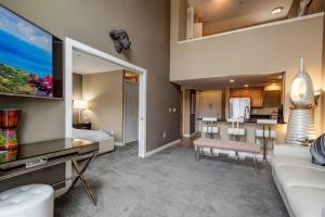 un soggiorno con divano e una cucina di Modern Downtown Top Floor Penthouse With Bay Views a Seattle