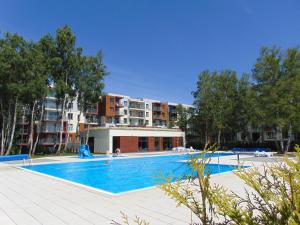 a swimming pool in front of a apartment building at Apartament 303 z Garażem Osiedle Polanki in Kołobrzeg