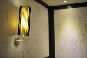 een lamp aan een muur in een kamer bij J-HOTEL in Kaohsiung