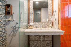 Ένα μπάνιο στο SaffronStays Hydrangea Hill, Mukteshwar +39 φωτογραφίες