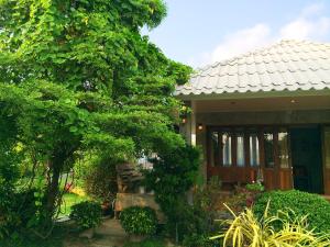 Gallery image of Laemsing Whitehouse Resort in Laem Sing