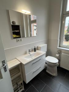 y baño con lavabo blanco y aseo. en Apartment in Aken an der Elbe, en Aken