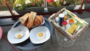 a table with eggs and bread and a basket of toast at La villa des DEF'S in Huppy