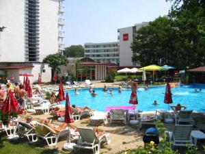 eine Gruppe von Menschen in einem Schwimmbad in der Unterkunft Hotel Olymp in Sonnenstrand