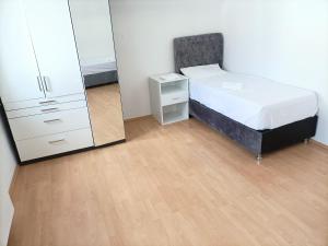 1 dormitorio con cama y espejo grande en FMI29,4Zimmer Accommodation en Raunheim