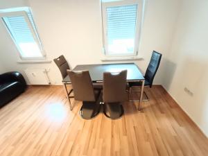 una mesa de comedor y sillas en una habitación en FMI29,4Zimmer Accommodation en Raunheim