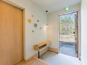 um quarto com uma secretária e uma porta de vidro deslizante em Rakuten STAY VILLA Fuji Kawaguchiko Forest 2LDK with sauna and terrace em Fujikawaguchiko