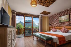 TV a/nebo společenská místnost v ubytování Yangshuo Coco Garden Hotel