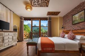 Postel nebo postele na pokoji v ubytování Yangshuo Coco Garden Hotel