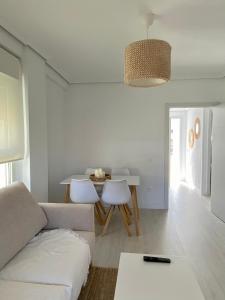 ein Wohnzimmer mit einem Sofa und einem Tisch in der Unterkunft Playa Albir in Albir