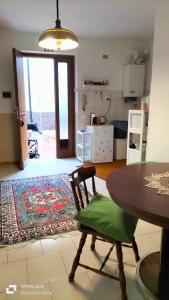 een woonkamer met een tafel en een stoel bij Apartment Montanelli in Pisa