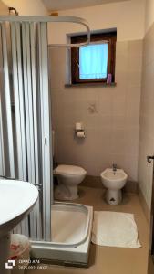 een badkamer met een bad, een toilet en een wastafel bij Apartment Montanelli in Pisa