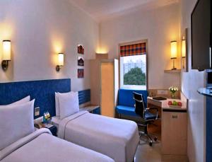 Postel nebo postele na pokoji v ubytování Nirwana Hometel Jaipur- A Sarovar Hotel