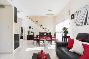 A seating area at Spacious Duplex with Terrace & Mamad 3-min From the Beach by Sea N' Rent