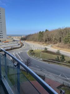 Blick auf eine Autobahn von einem Gebäude in der Unterkunft Strandhaus Nordseebrandung Fewo B3.4 in Cuxhaven