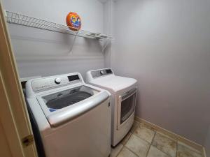 uma máquina de lavar e secar roupa num pequeno quarto em Heart of Branson #1 em Branson