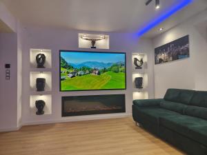 uma sala de estar com uma televisão de ecrã plano na parede em HouseCube, Bar , prywatne Kino, Bilard , Luxus em Breslávia