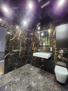 W łazience znajduje się umywalka, toaleta i lustro. w obiekcie HouseCube, Bar , prywatne Kino, Bilard , Luxus we Wrocławiu