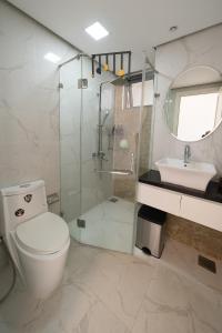 胡志明市的住宿－GoldView Apartment - District 4，浴室配有卫生间、盥洗盆和淋浴。