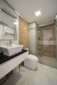 胡志明市的住宿－GoldView Apartment - District 4，一间带水槽、卫生间和淋浴的浴室