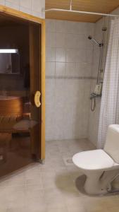 Et badeværelse på Top location apartment with balcony and sauna Kotimaailma Apartments