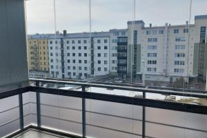 En balkon eller terrasse på Top location apartment with balcony and sauna Kotimaailma Apartments