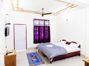 a bedroom with a bed and a window at Wangdi Residency in Dirang Dzong