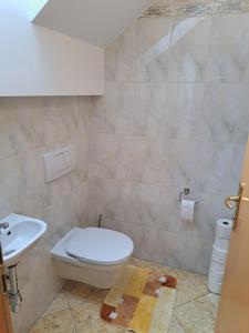 łazienka z toaletą i umywalką w obiekcie Appartement Schober w mieście Kukmirn