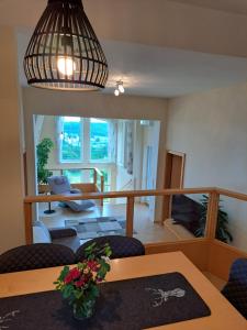 salon ze stołem jadalnym i oświetleniem w obiekcie Appartement Schober w mieście Kukmirn