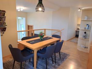 jadalnia z drewnianym stołem i krzesłami w obiekcie Appartement Schober w mieście Kukmirn +19 zdjęć