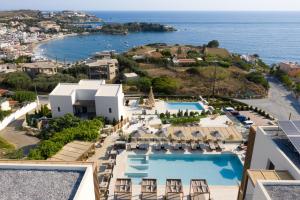 z powietrza widok na hotel i ocean w obiekcie Irida Hotel Agia Pelagia w mieście Agia Pelagia +37 zdjęć