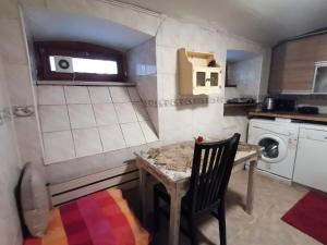 a small kitchen with a table and a chair at Kaboom Showroom & Guesthouse in Istanbul