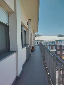 - un couloir dans un immeuble avec balcon dans l'établissement Sant'Uguzzone Flat, à Milan