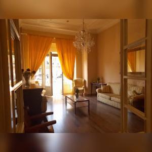 - un salon avec un canapé et un lustre dans l'établissement Room in Guest room - Viareggio Top Deco versilia, à Viareggio