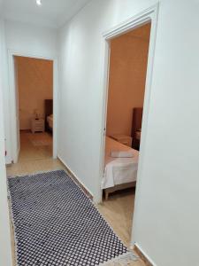 uma sala com um quarto com uma cama e um espelho em Nice stay jardins de Carthage em Le Kram