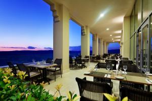 ein Restaurant mit Tischen und Stühlen und Aussicht in der Unterkunft Hilton Garden Inn Mardin in Mardin