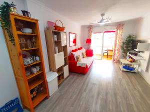 salon z czerwoną kanapą w pokoju w obiekcie Apartment in Puerto de Santiago. Jardines del Mar w mieście Puerto de Santiago