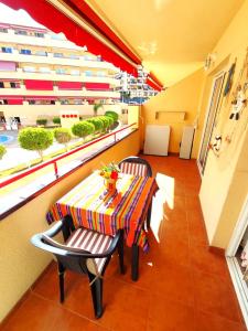 Pokój dysponuje balkonem ze stołem i krzesłami. w obiekcie Apartment in Puerto de Santiago. Jardines del Mar w mieście Puerto de Santiago