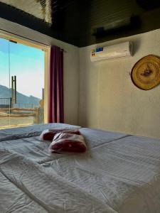 um quarto com uma cama grande e uma janela em Balcony walk rest house Jabal shams em Sa‘ab Banī Khamīs