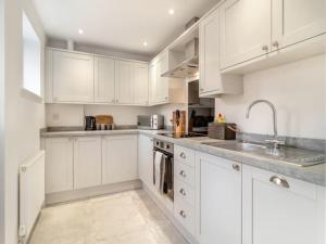 Kitchen o kitchenette sa Town centre house, views over Quay & free parking!