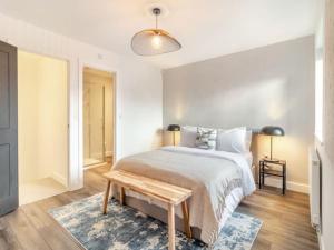 sypialnia z dużym łóżkiem i drewnianą podłogą w obiekcie Town centre house, views over Quay & free parking! w mieście King's Lynn