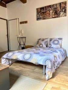 - une chambre avec un lit et une couette bleue dans l'établissement Logement 3 Apparts Centre historique St Gilles MaisoncarreeConciergerie, à Saint-Gilles