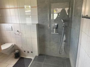 Ένα μπάνιο στο Ferienwohnung-Emily-ruhig-gelegen-und-zentral-in-Burg-700-m-bis-Burgstaaken +8 φωτογραφίες