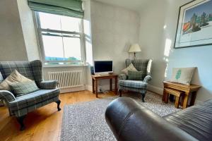 A seating area at Perfectly Located, Central Bowness Flat With Free Parking and Lake Views