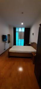 1 dormitorio con cama y ventana grande en Bellagio Mansion, en Yakarta