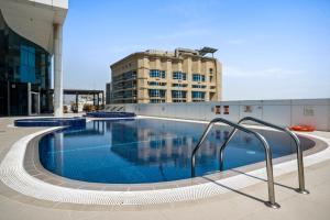 une grande piscine en face d'un bâtiment dans l'établissement Furnished Apartment For Rent In Saba 3, Jlt, à Dubaï