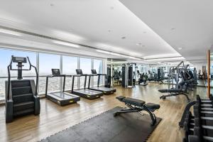 un gimnasio con cintas de correr y equipos de ejercicio en un edificio en Furnished Apartment For Rent In Saba 3, Jlt en Dubái